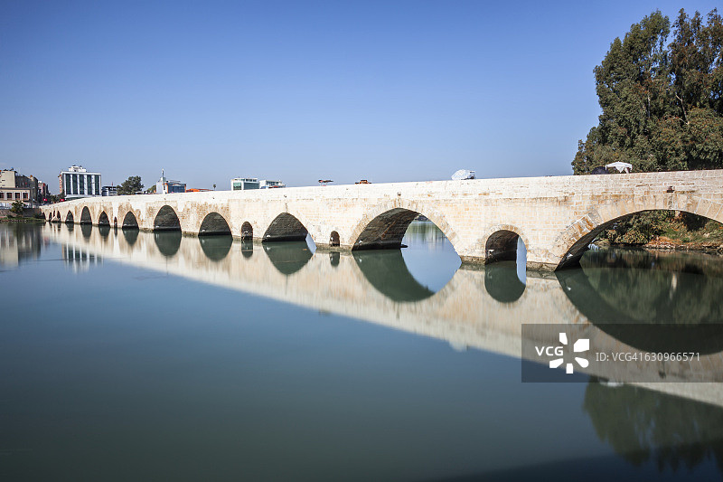 塞伊汉河平静水面上的古罗马桥图片素材