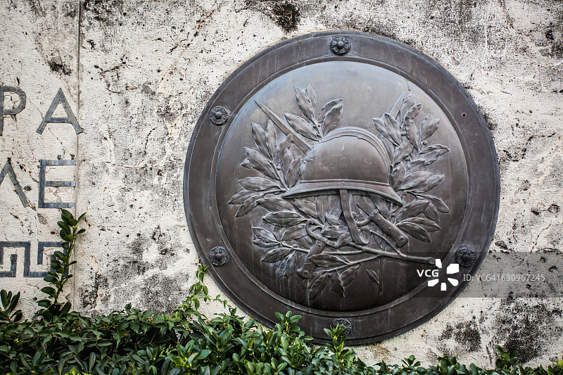 希腊议会无名战士墓墙上的青铜盾牌图片素材