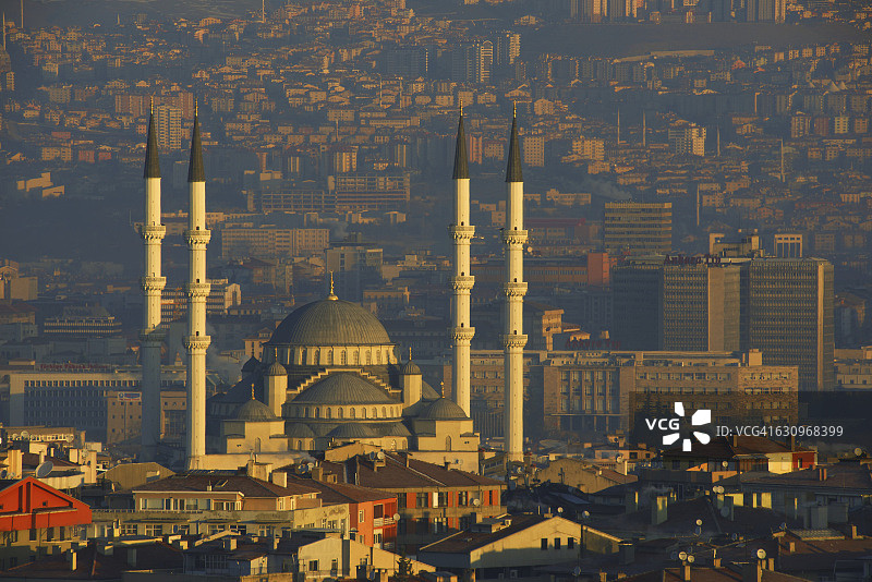 黎明时分带有四座尖塔的科贾泰佩清真寺图片素材