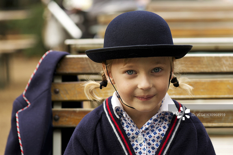 身穿校服的年轻女孩肖像图片素材