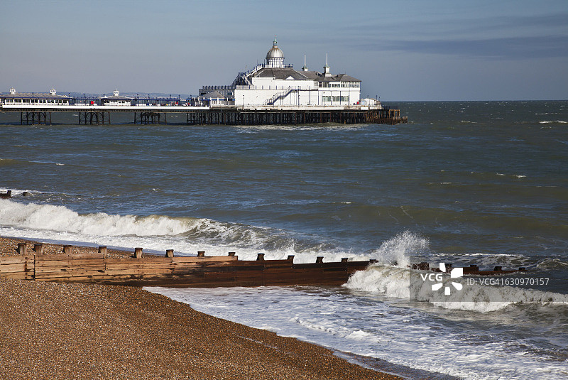 伊斯特本码头，海浪、海滩和防波堤图片素材