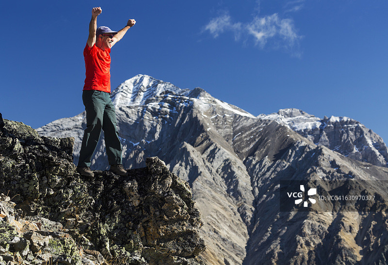在卡纳纳斯基斯省立公园山脊上张开双臂的男人图片素材