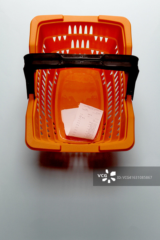 购物篮中的小票图片素材