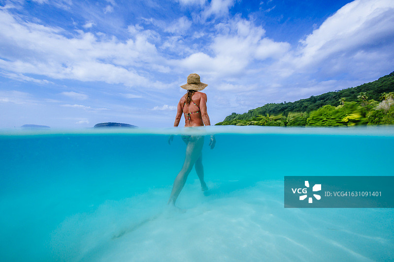 女人在香槟海滩，埃斯皮里图桑托图片素材