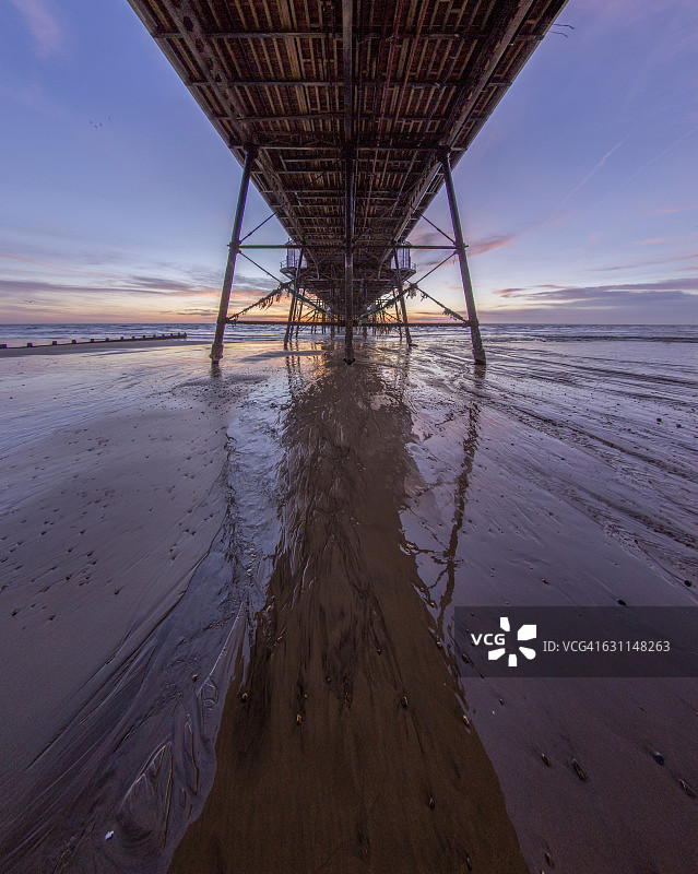 英国东萨塞克斯郡伊斯特本码头下的景色图片素材