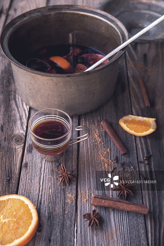 乡村木桌上的热红酒、橙子、八角和肉桂图片素材