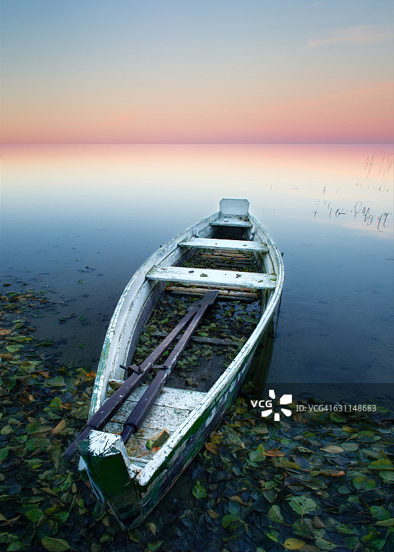 立陶宛湖上的小船图片素材