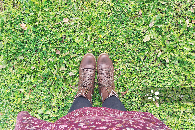 穿着靴子的女人的下半身图片素材