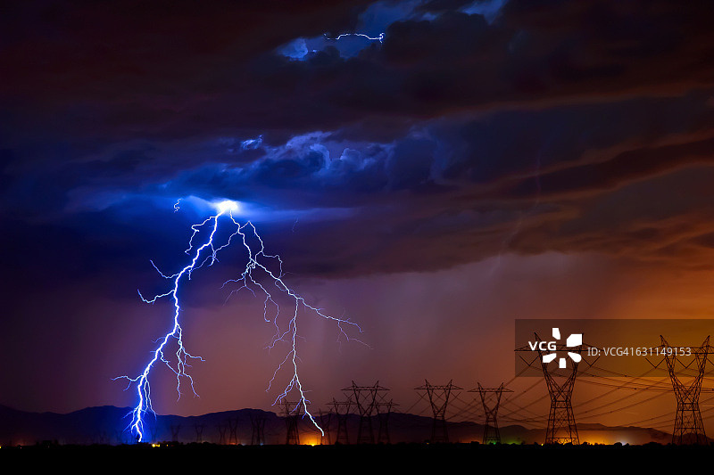 闪电击中亚利桑那州托诺帕的高压电线图片素材