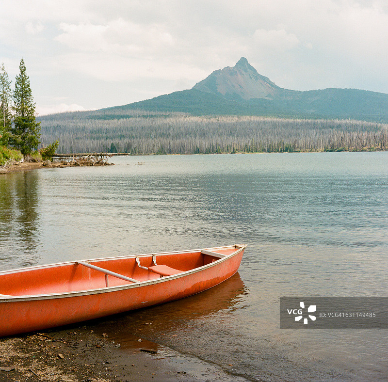 美国俄勒冈州大湖上的独木舟图片素材