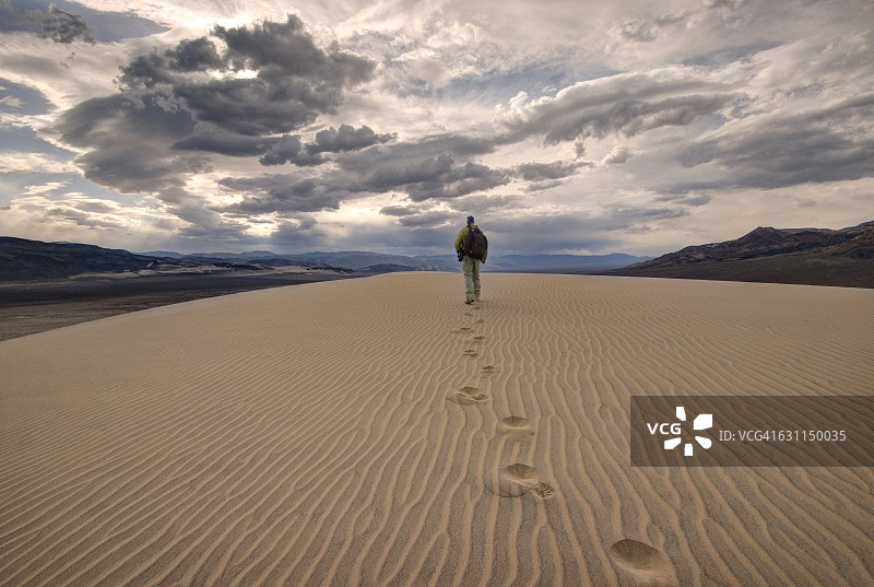 男子行走于尤里卡沙丘，死亡谷国家公园，加利福尼亚州，美国图片素材