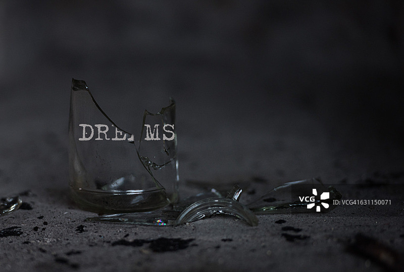 碎玻璃上的“dreams”字样图片素材
