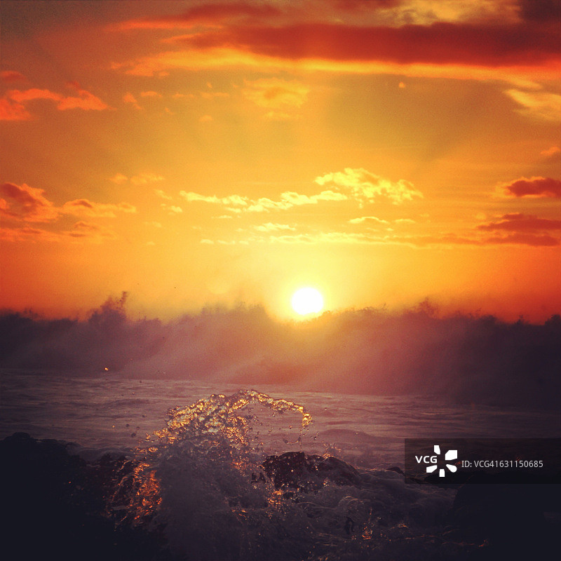 西班牙加那利群岛拉斯帕尔马斯日落时分的波浪图片素材