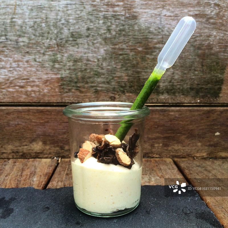 奶油烤芹菜汤配榛子和欧芹图片素材