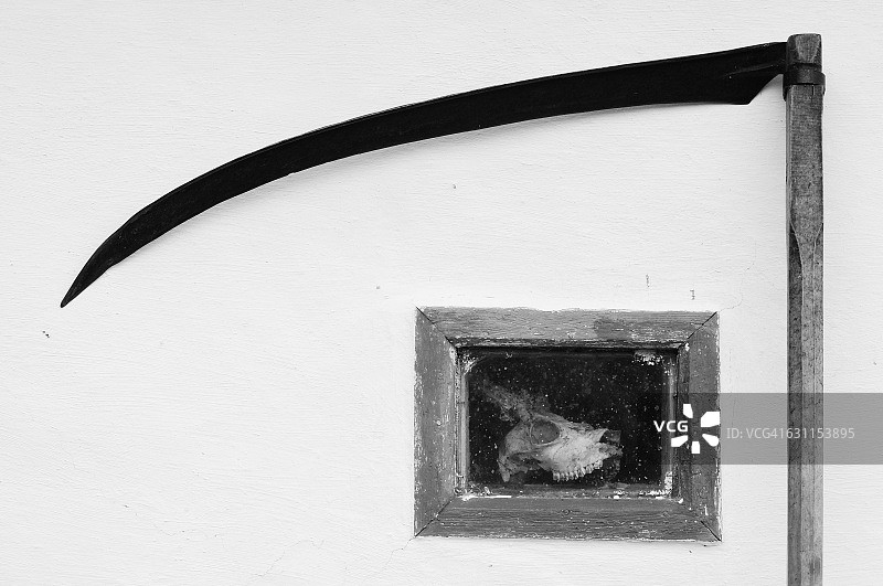 窗户里拿着镰刀的骷髅图片素材