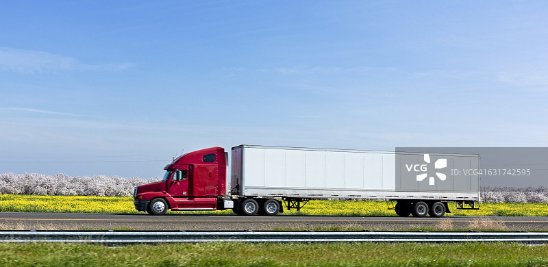 I-5上的半挂卡车图片素材