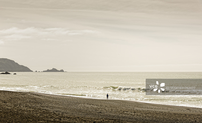 在太平洋钓鱼的男人图片素材