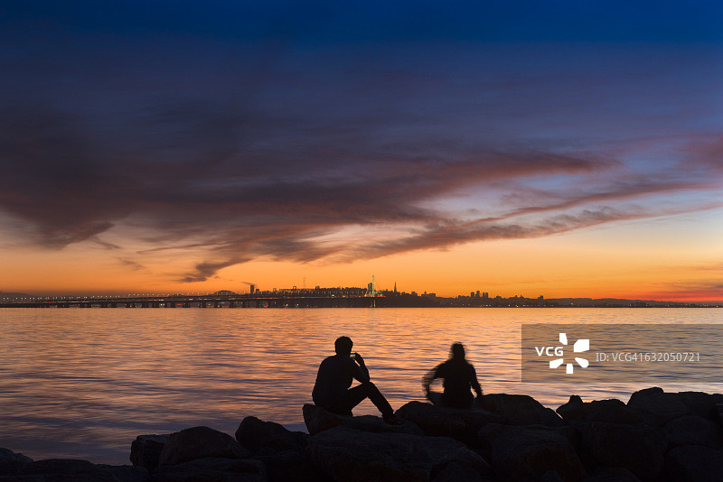 情侣眺望旧金山图片素材