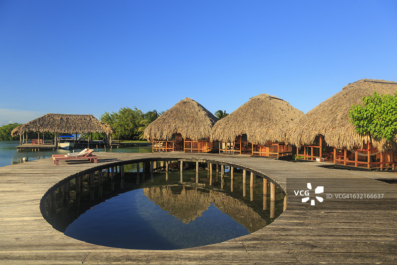 伯利兹圣乔治岛水滨木板路和小屋，中美洲图片素材