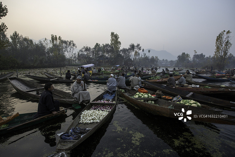 印度斯利那加达尔湖水上市场黎明图片素材