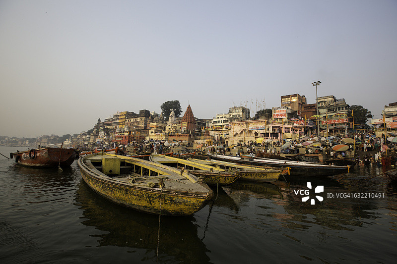 印度瓦拉纳西恒河上的船只与河坛图片素材