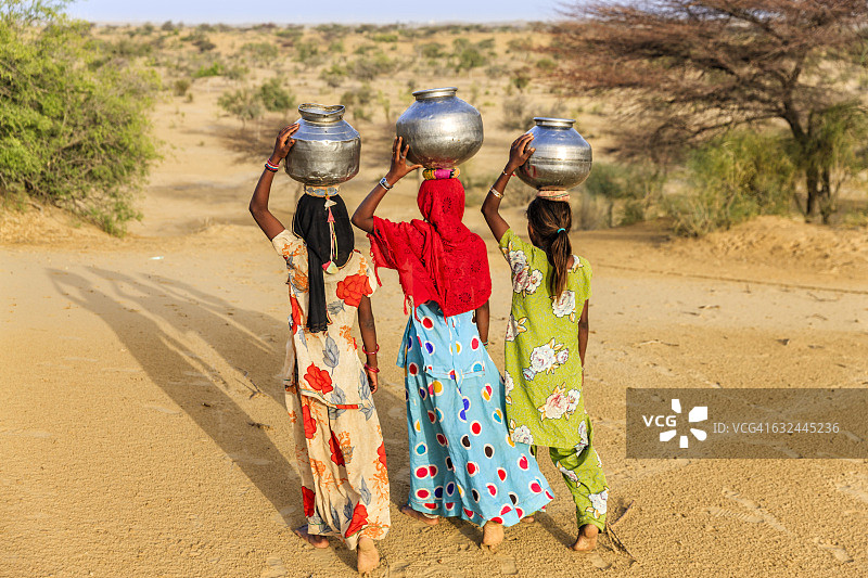 头顶着从井里打来的水的印度少女图片素材