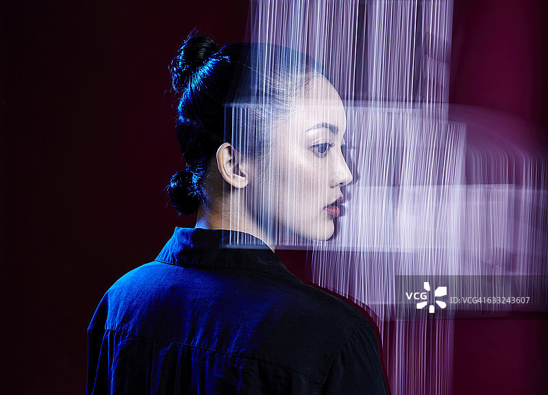 被光束环绕的女人图片素材