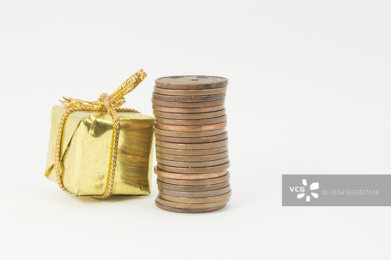 金色礼品与欧元图片素材