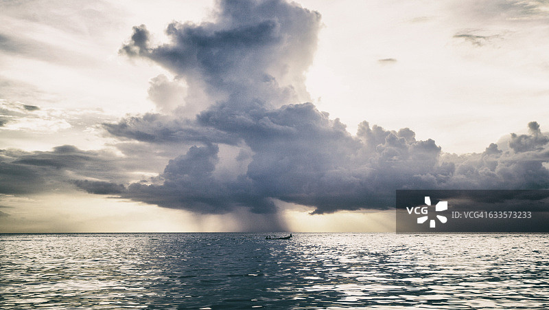 黄昏时分的西巴丹岛景色图片素材