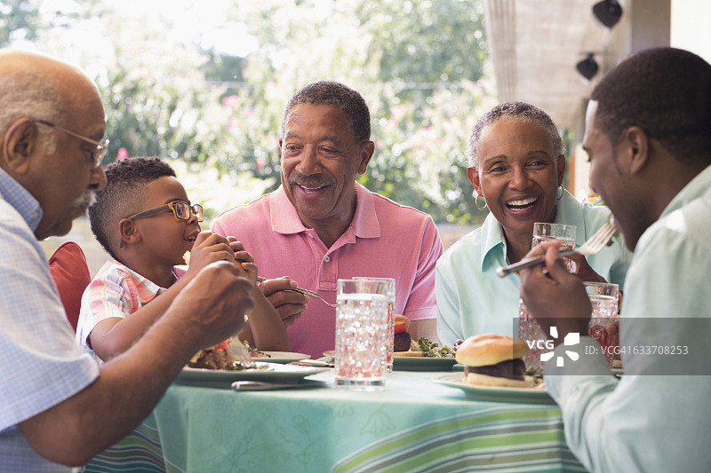 黑人家庭在烧烤图片素材