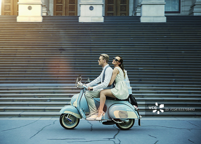 情侣驾驶复古摩托车图片素材