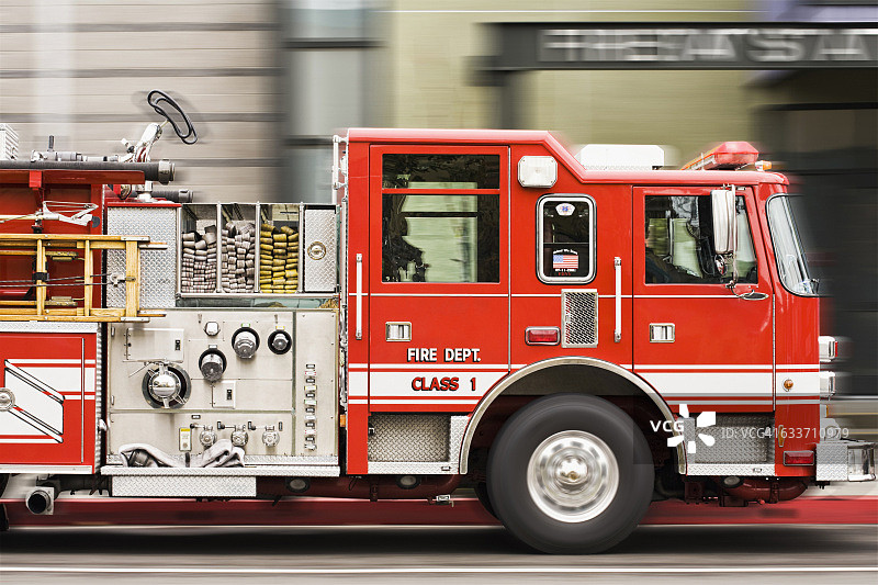 城市中行驶的消防车模糊影像图片素材