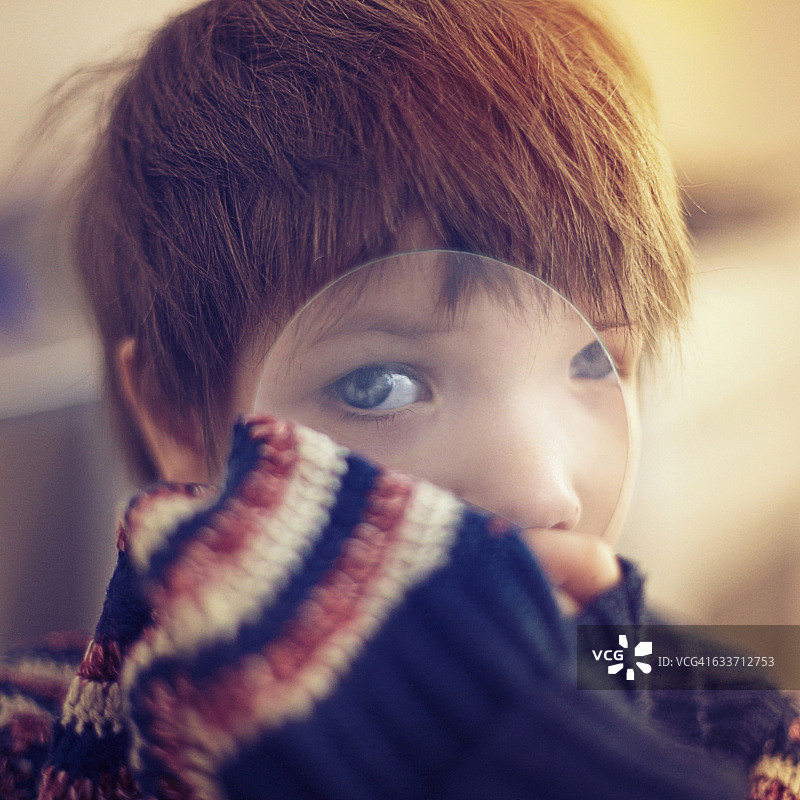 用放大镜观察的白人女孩图片素材