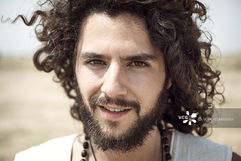 有胡子和卷发的男子肖像图片素材
