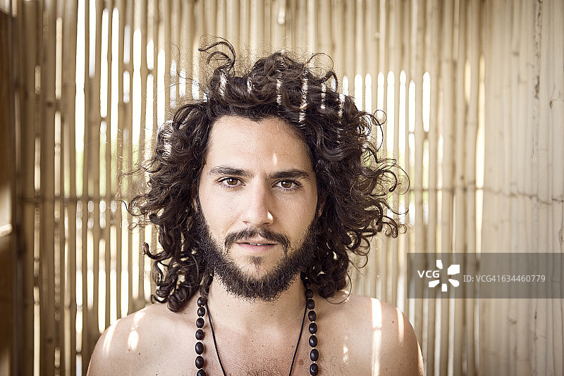 有胡子和卷发的男子肖像图片素材