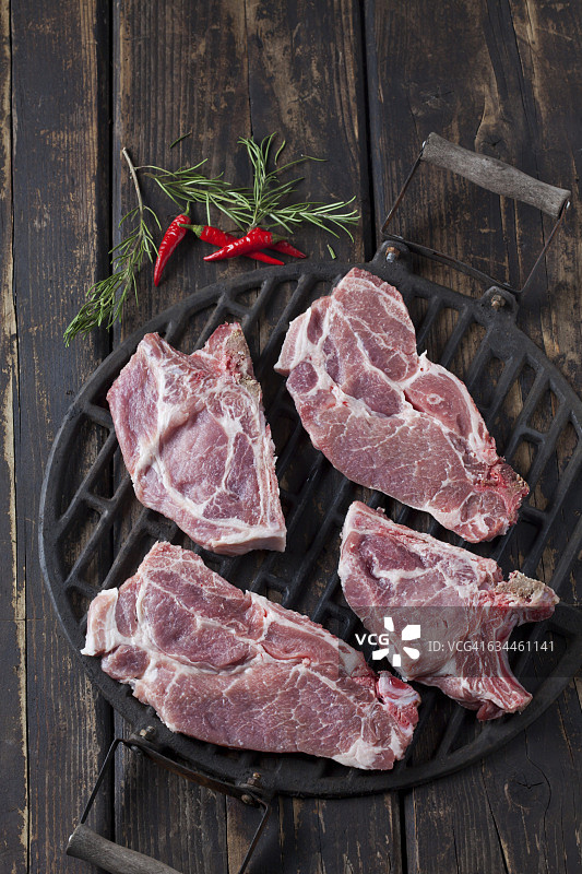 烤架上的生猪颈肉图片素材