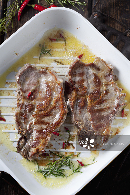 烤盘中的猪颈肉排图片素材