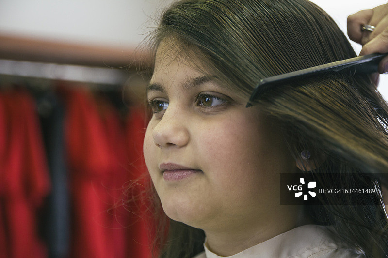 在美发沙龙里的女孩图片素材