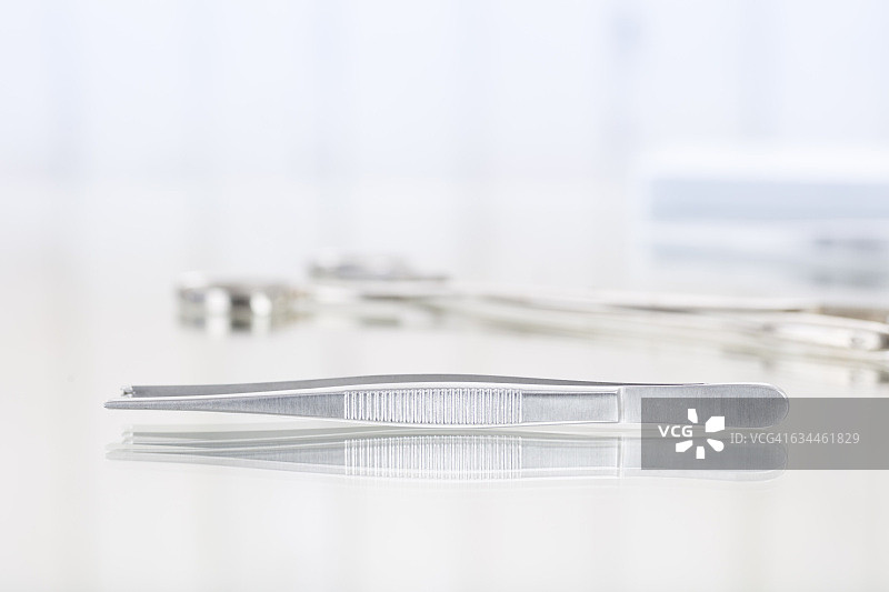 玻璃上的产钳，牙科器械图片素材