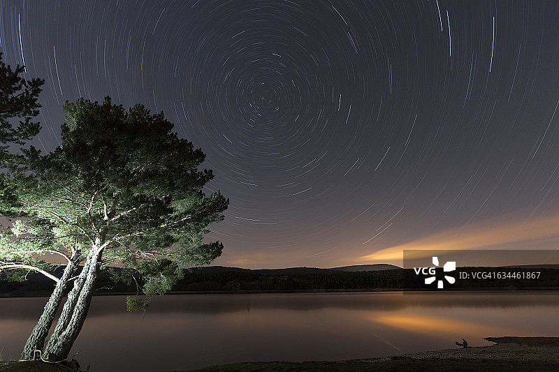 西班牙索里亚 La Cuerd la del Pozo 水库的星空图片素材