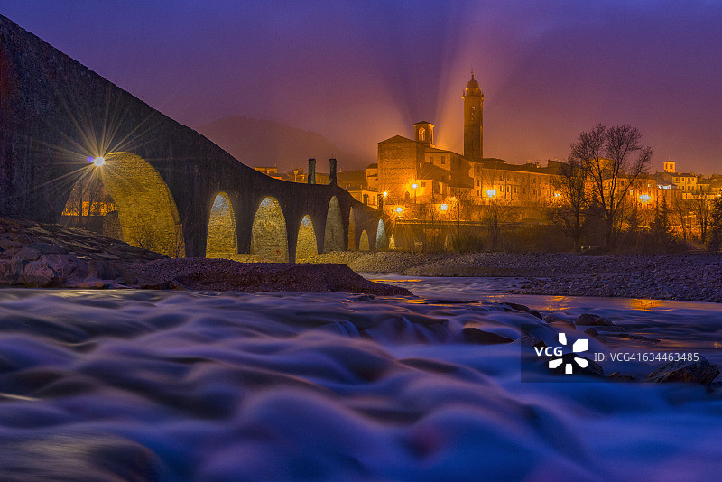 意大利皮亚琴察省博比奥镇和老桥夜景图片素材
