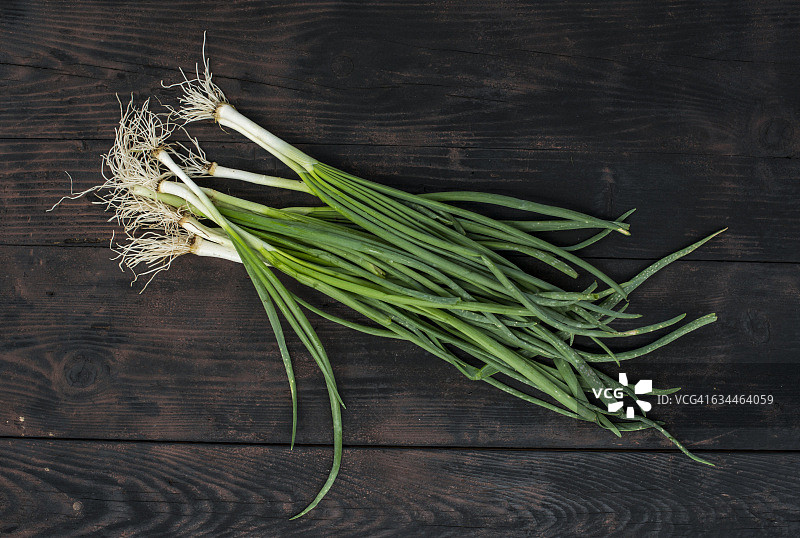 深色木头上的葱图片素材