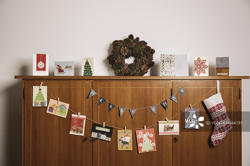 客厅柜子上的圣诞装饰品图片素材