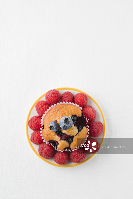 盘子里的蓝莓和覆盆子玛芬图片素材