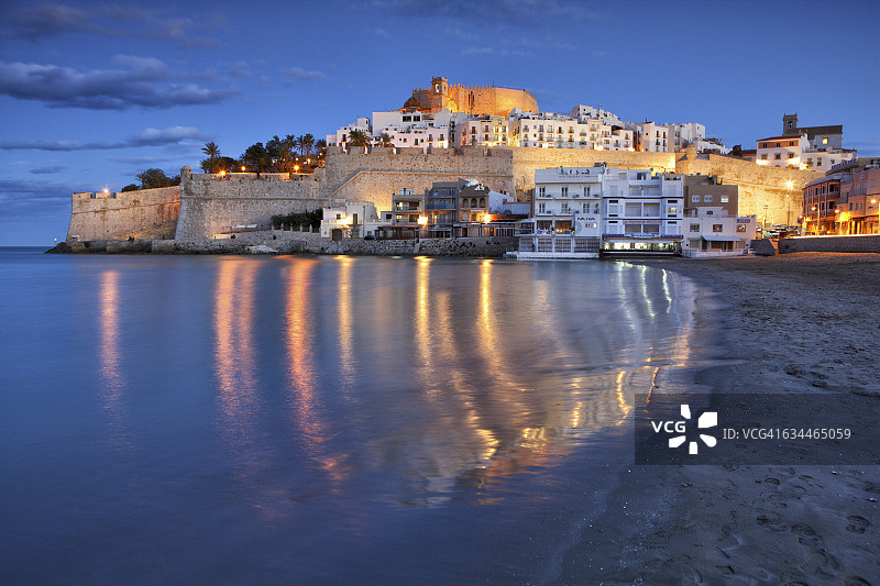 西班牙卡斯特利翁省佩尼斯科拉蓝色海岸老城区与城堡图片素材