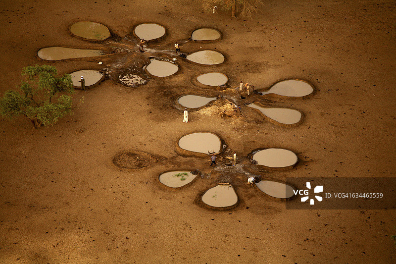乍得扎库马国家公园加拉地区的动物饮用水井图片素材