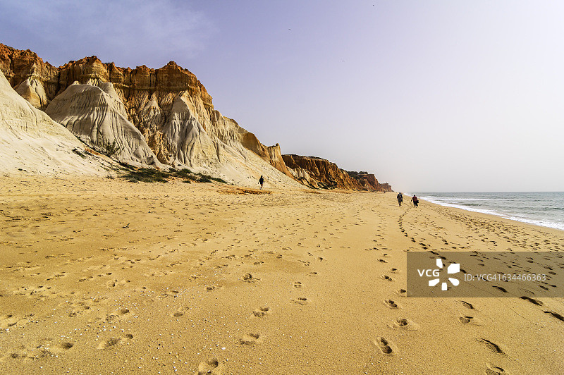 葡萄牙阿尔加维维拉摩拉悬崖海岸法莱西亚海滩图片素材