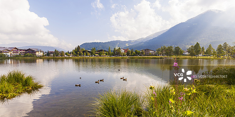 奥地利蒂罗尔州蒂罗尔-泽费尔德的泽费尔德湖风光图片素材