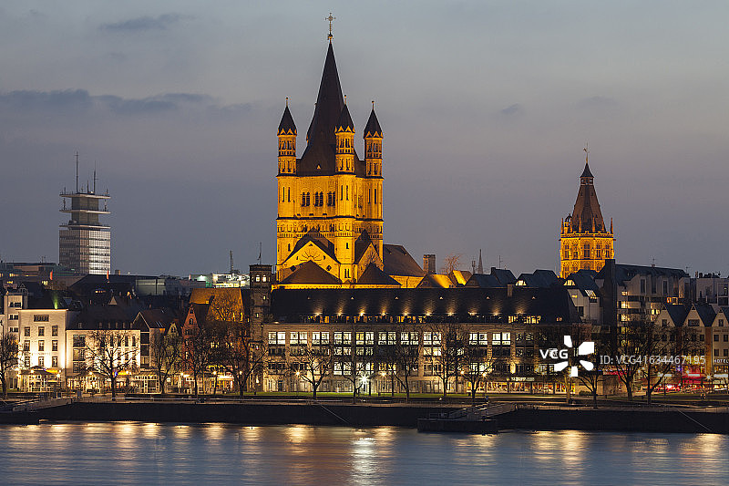 德国科隆：傍晚时分的老城区景色，包括大圣马丁教堂和市政厅图片素材