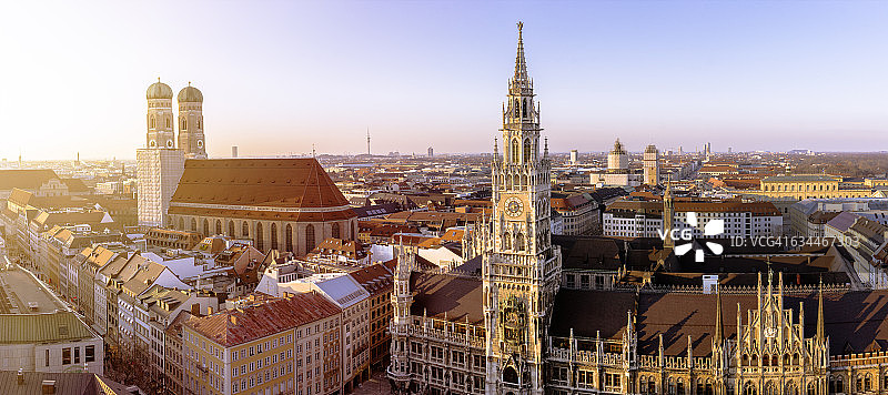 德国巴伐利亚州慕尼黑：圣母教堂和玛利亚广场新市政厅全景图片素材